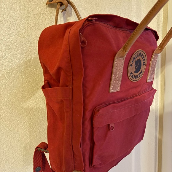 Fjallraven Kånken Backpack in Bordeaux with Tan Leather Handles - Picture 3 of 10